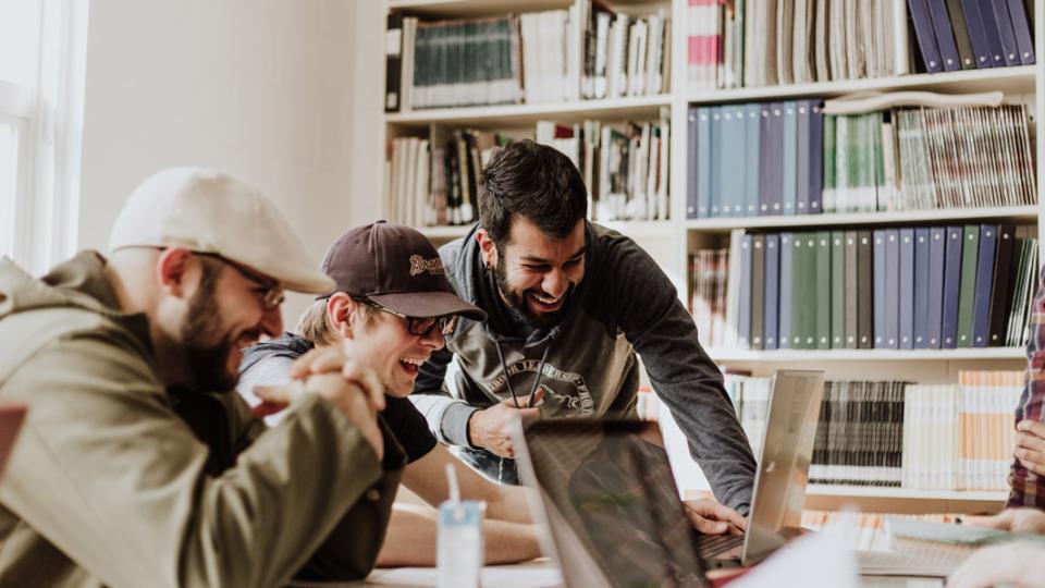 People in fun discussion